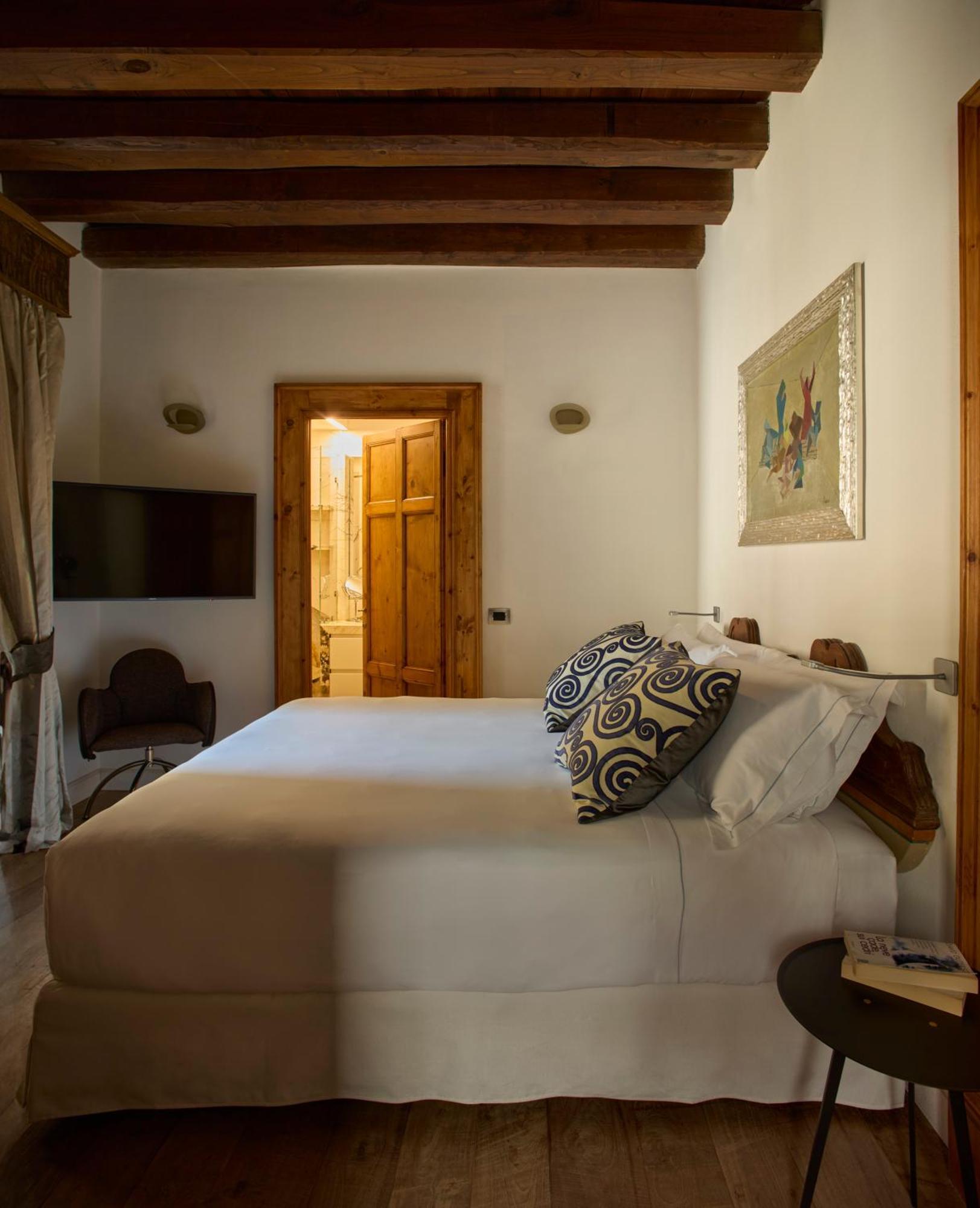 Palazzo Delle Pietre - Luxury Apartments Рим Екстер'єр фото